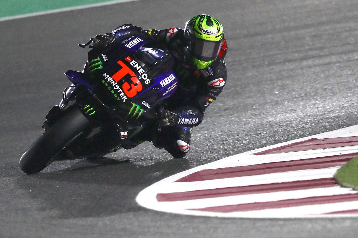Кэл Кратчлоу в седле Yamaha YZR-M1 T3 в конце дня Кэл Кратчлоу в седле Yamaha YZR-M1 T3 в конце дня