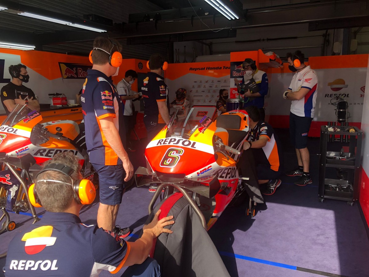 В боксе Repsol Honda - у Штефана Брадля много работы В боксе Repsol Honda - у Штефана Брадля много работы