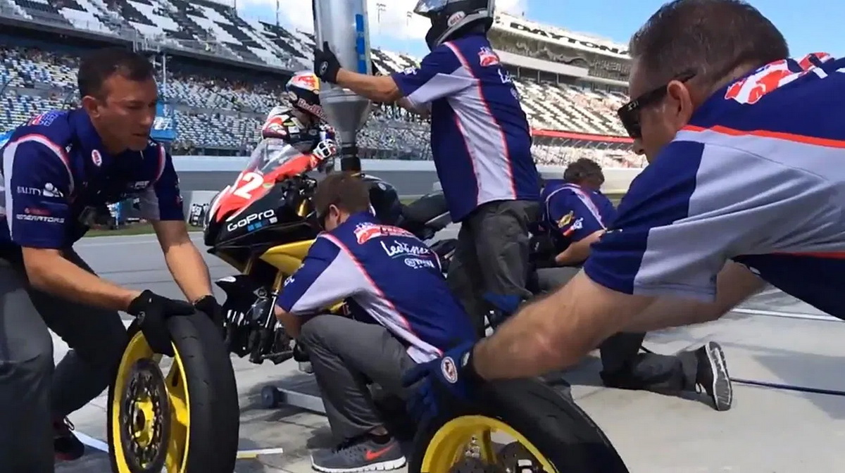 В 2000-ных остановка на дозаправку на Daytona 200 превратилась в полноценный пит-стоп В 2000-ных остановка на дозаправку на Daytona 200 превратилась в полноценный пит-стоп