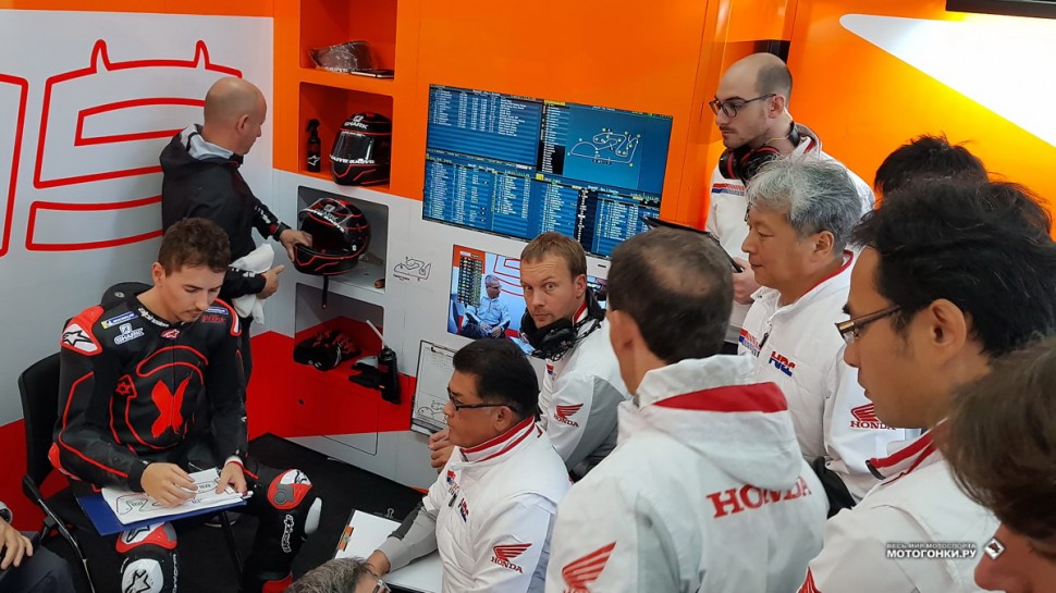 Дебют Хорхе Лоренцо с Repsol Honda в ноябре 2018 года: здесь вот что-то не нравится, и здесь тоже... Дебют Хорхе Лоренцо с Repsol Honda в ноябре 2018 года: здесь вот что-то не нравится, и здесь тоже...