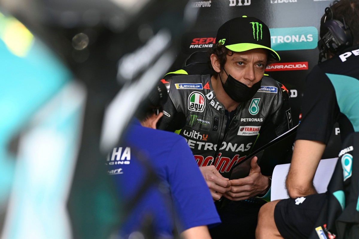 Валентино Росси в боксе Petronas Yamaha SRT MotoGP Валентино Росси в боксе Petronas Yamaha SRT MotoGP