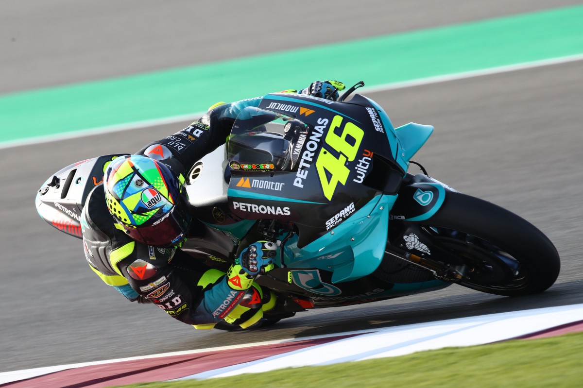 Валентино Росси в цветах Petronas Yamaha SRT MotoGP на тестах в Катаре Валентино Росси в цветах Petronas Yamaha SRT MotoGP на тестах в Катаре