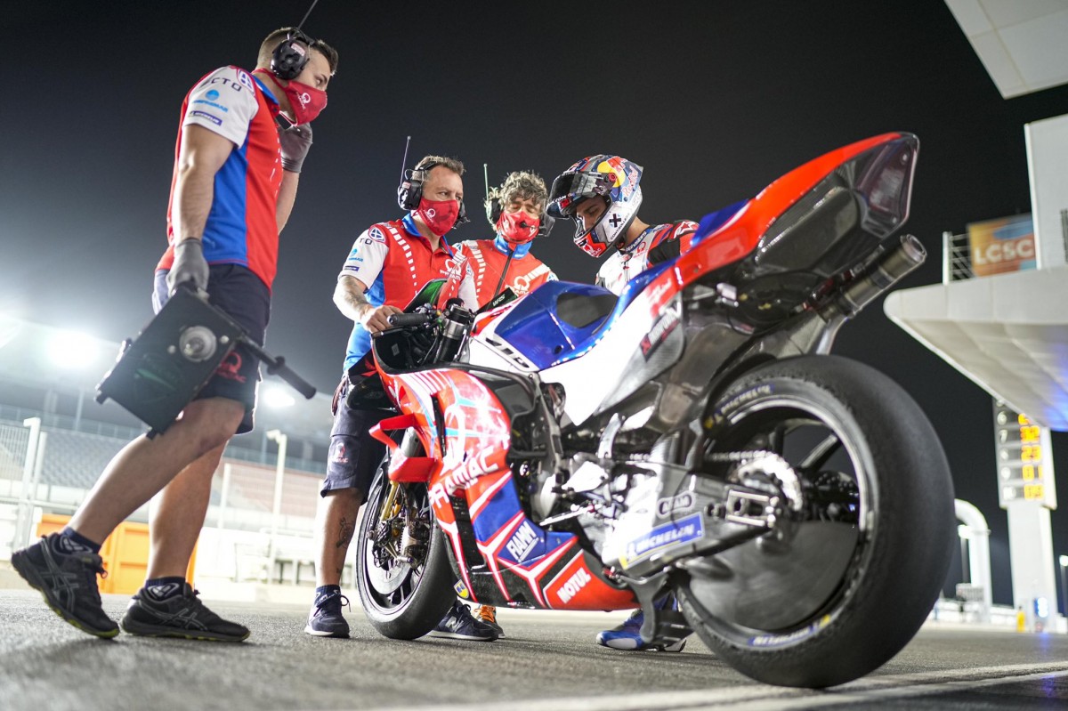 Хорхе Мартин возглалял неофициальную битву новобранцев MotoGP в Катаре Хорхе Мартин возглалял неофициальную битву новобранцев MotoGP в Катаре