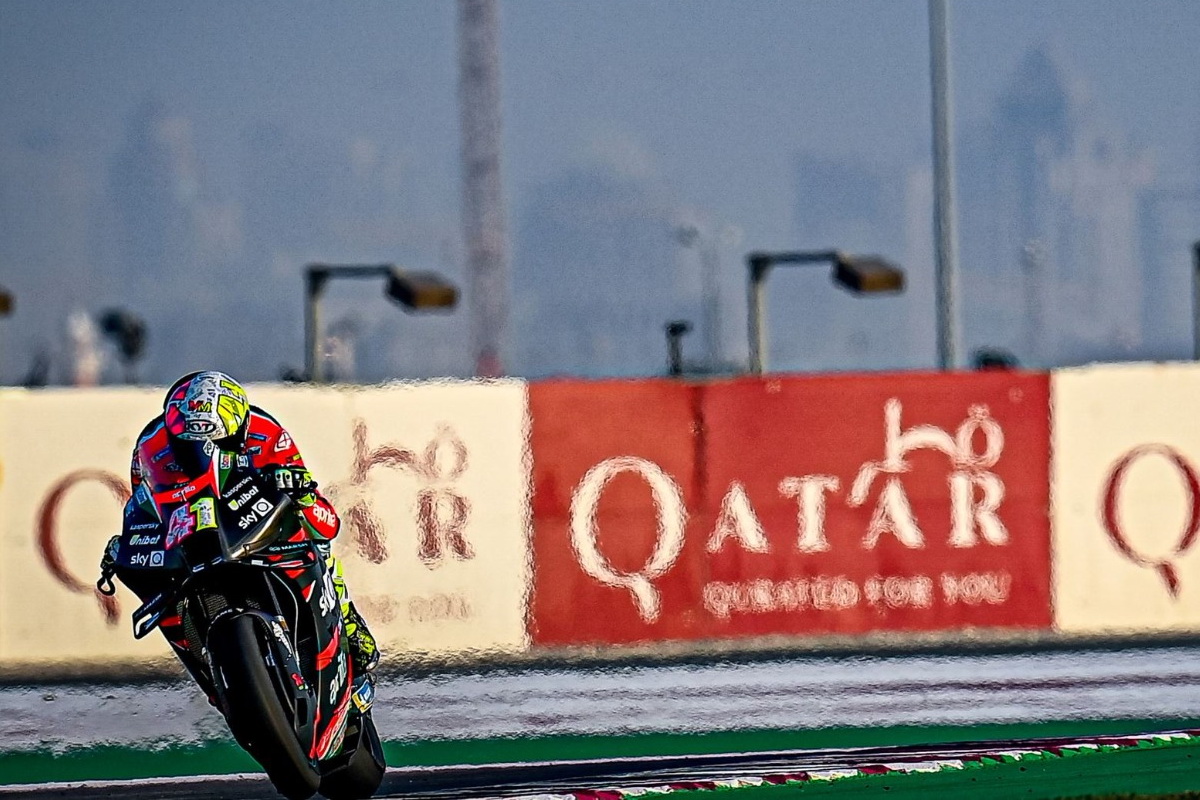 Алеш Эспаргаро, первый день IRTA MotoGP в Катаре на новом Aprilia RS-GP Алеш Эспаргаро, первый день IRTA MotoGP в Катаре на новом Aprilia RS-GP
