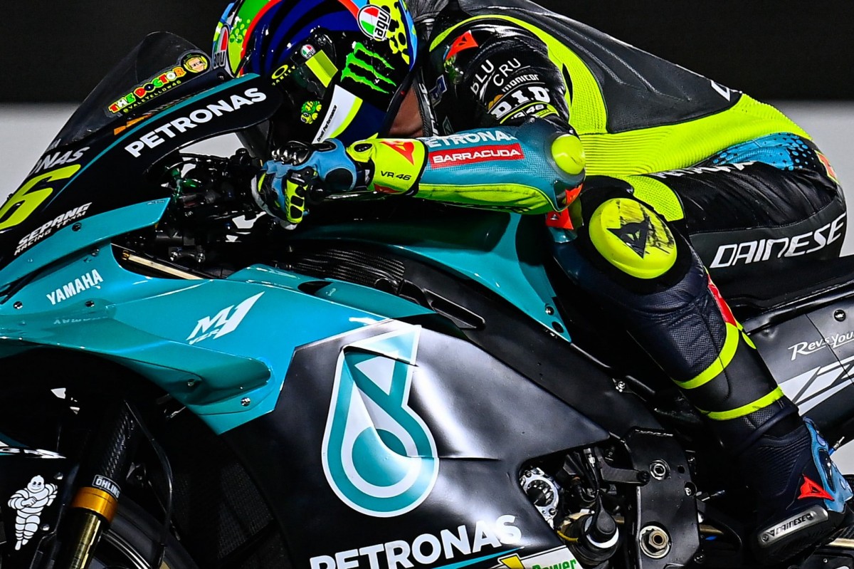 Росси использовал новое шасси с новым двигателем Yamaha YZR-M1 на решающих тестах в Катаре Росси использовал новое шасси с новым двигателем Yamaha YZR-M1 на решающих тестах в Катаре