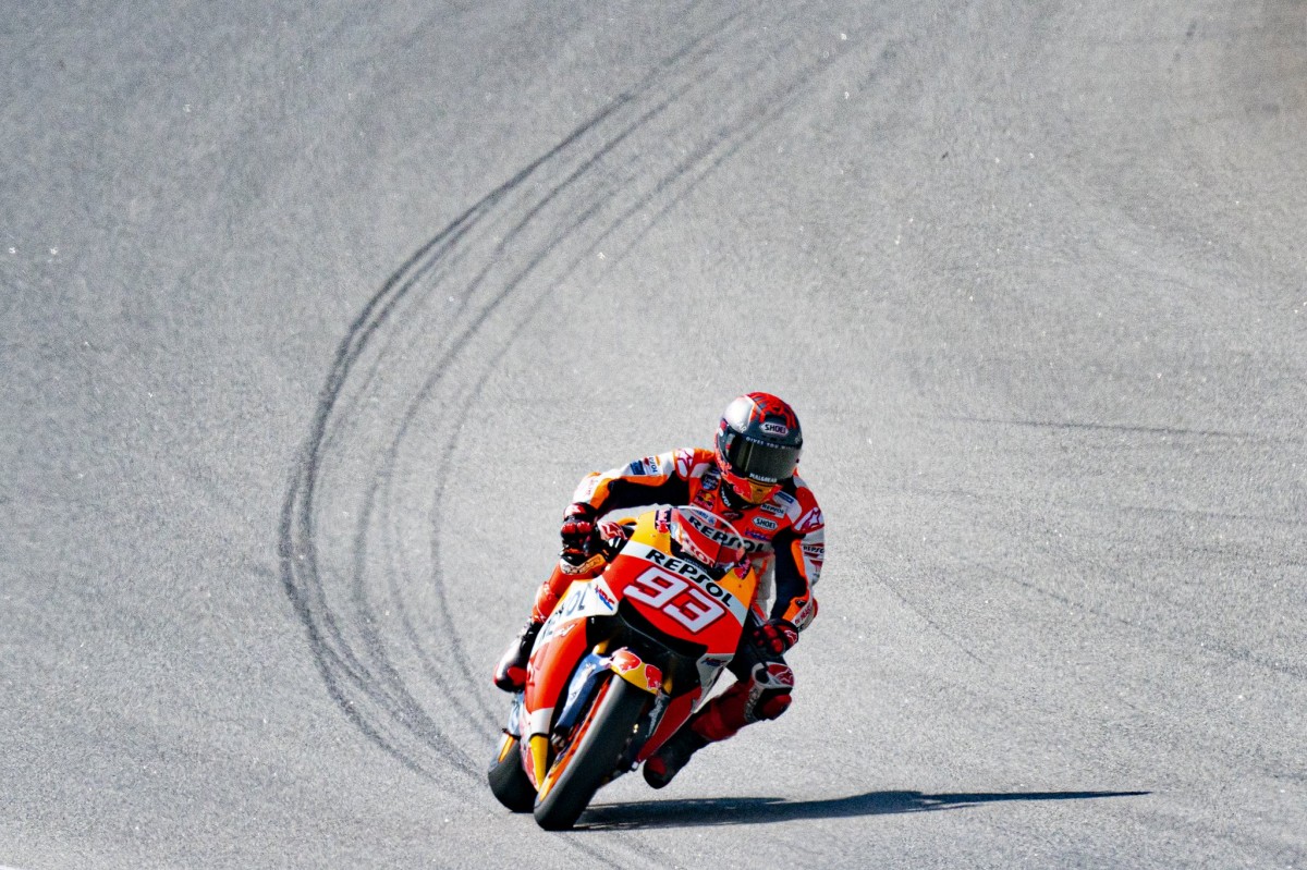 Марк Маркес в седле серийного прототипа Honda RC213V-S на приватных тестах в Барселоне Марк Маркес в седле серийного прототипа Honda RC213V-S на приватных тестах в Барселоне