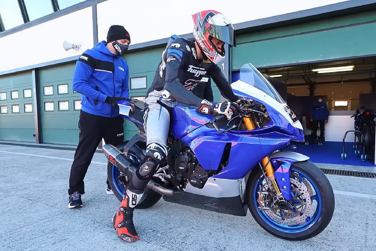 Кристоф Понссон на первых тестах с новым Yamaha YZF-R1 2021 года Кристоф Понссон на первых тестах с новым Yamaha YZF-R1 2021 года