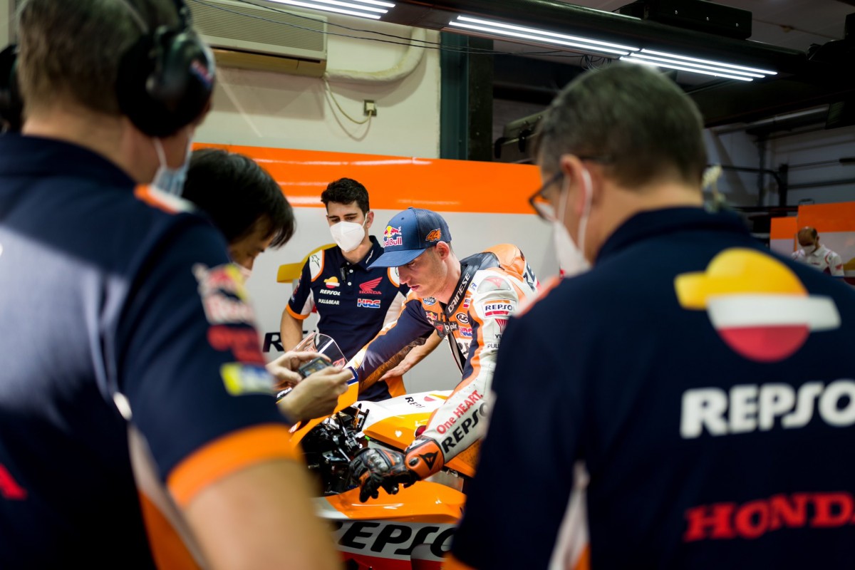 Пол Эспаргаро дебютировал в седле Honda RC213V только на тестах IRTA Qatar Пол Эспаргаро дебютировал в седле Honda RC213V только на тестах IRTA Qatar
