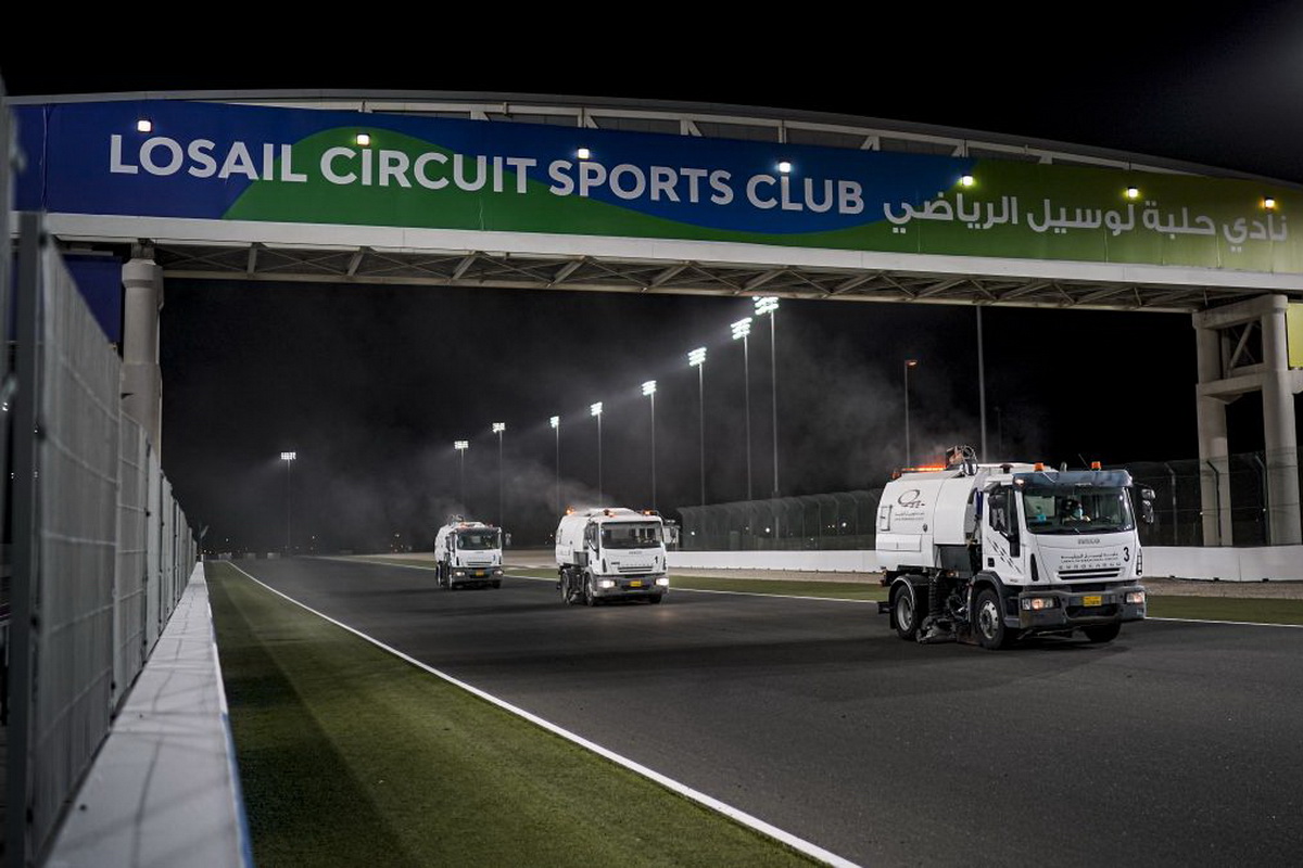 Каждодневая обязательная уборка Losail International Circuit гигантскими пылесосами Каждодневая обязательная уборка Losail International Circuit гигантскими пылесосами