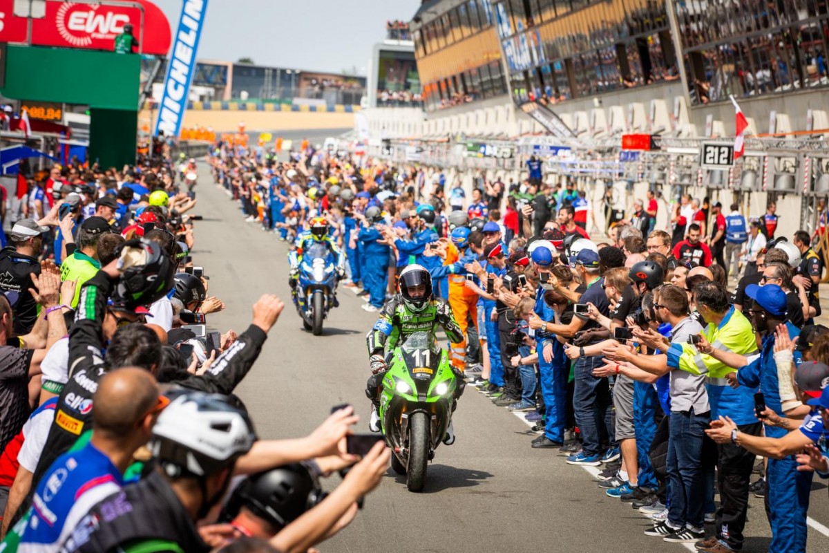 Толпа приветствует своих героев: 24 Heures Motos, победа SRC Kawasaki в 2019 Толпа приветствует своих героев: 24 Heures Motos, победа SRC Kawasaki в 2019
