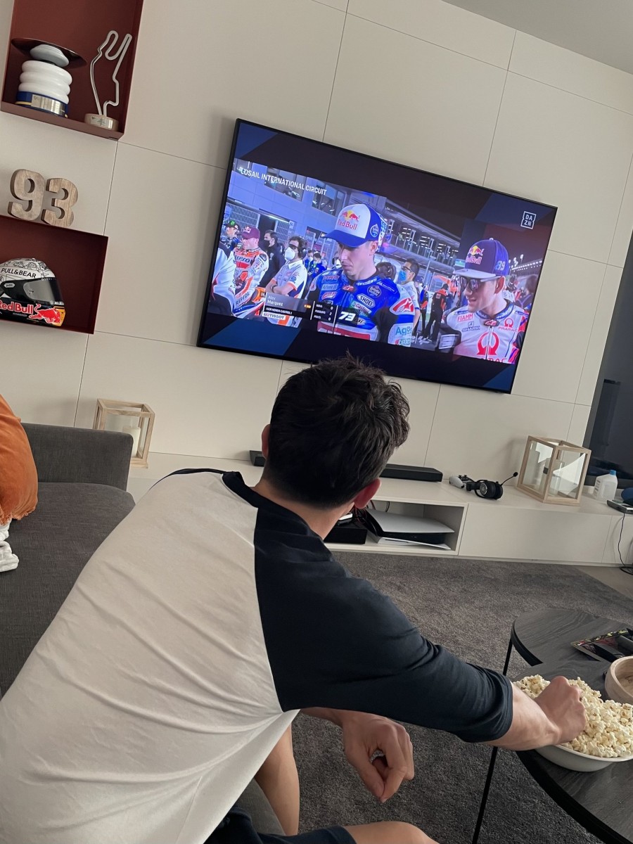 Первую гонку MotoGP сезона 2021 года Марк Маркес смотрел по телевизору из дома Первую гонку MotoGP сезона 2021 года Марк Маркес смотрел по телевизору из дома