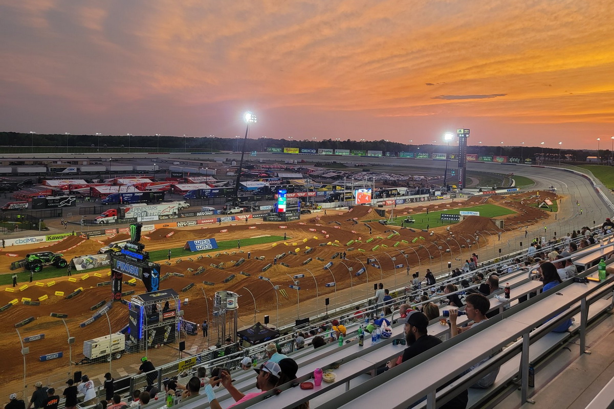 Atlanta Motor Speedway вечером накануне главной гонки AMA Supercross Atlanta Motor Speedway вечером накануне главной гонки AMA Supercross