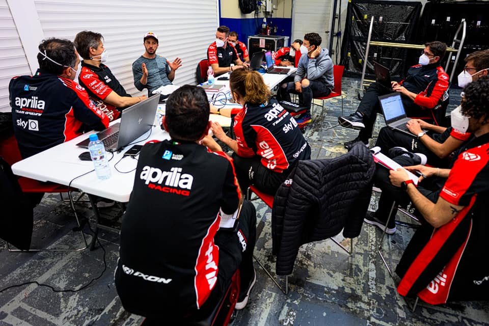 Брифинг Андреа Довициозо с Aprilia Racing после тестов Брифинг Андреа Довициозо с Aprilia Racing после тестов