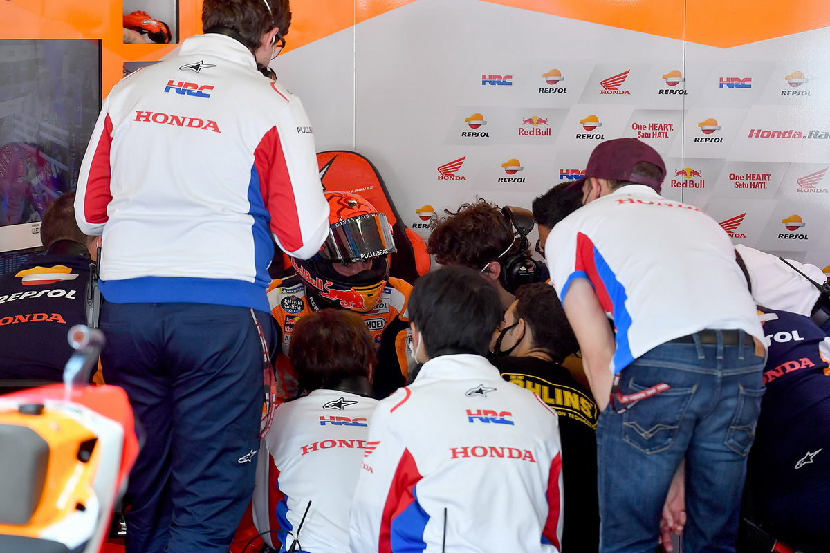 Весь гараж Repsol Honda сконцентрировался на Маркесе Весь гараж Repsol Honda сконцентрировался на Маркесе