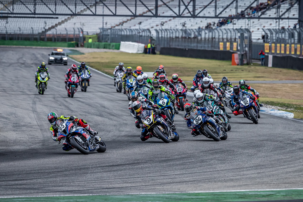 Владимир Леонов возглавляет гонку IDM Superbike в Германии Владимир Леонов возглавляет гонку IDM Superbike в Германии