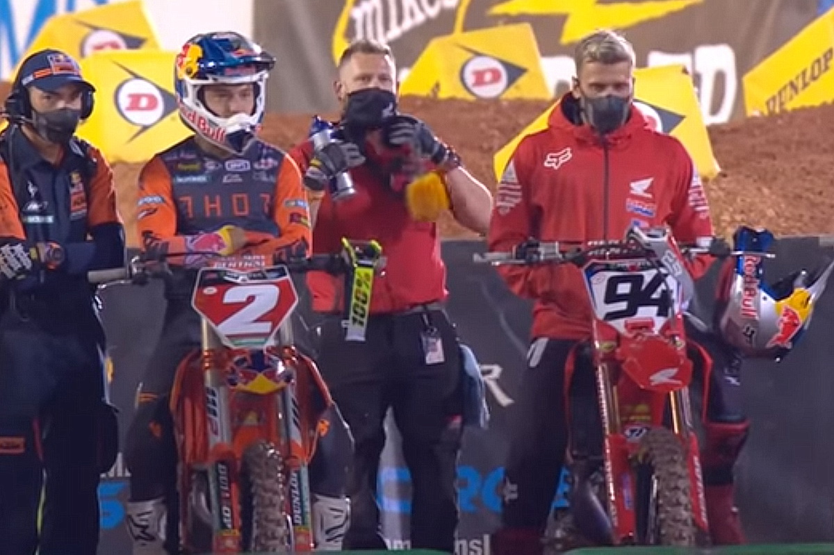 Купер Уэбб и Кен Рокцен перед стартом гонки 15-го этапа AMA Supercross Купер Уэбб и Кен Рокцен перед стартом гонки 15-го этапа AMA Supercross
