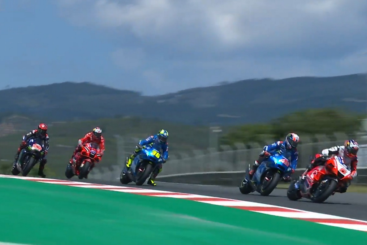 Team Suzuki Ecstar насела на раннего лидера Гран-При Португалии Жоана Зарко Team Suzuki Ecstar насела на раннего лидера Гран-При Португалии Жоана Зарко