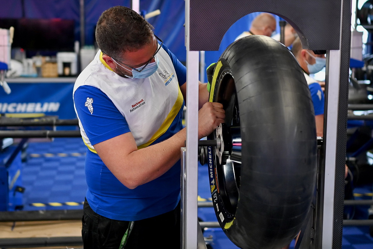 Техник Michelin бортует заднюю покрышку нового поколения Asymmetric Hard Техник Michelin бортует заднюю покрышку нового поколения Asymmetric Hard