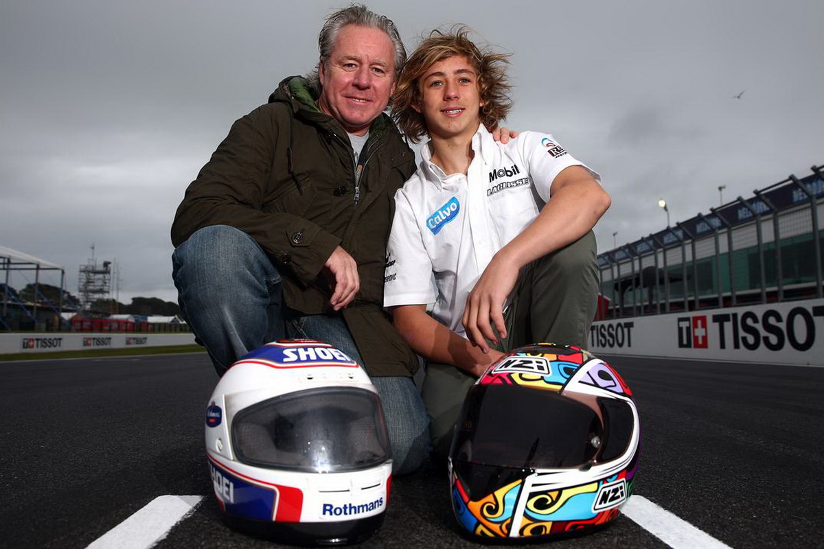 Уэйн Гарднер с сыном Реми на стартовой прямой Phillip Island Circuit, 2018 Уэйн Гарднер с сыном Реми на стартовой прямой Phillip Island Circuit, 2018