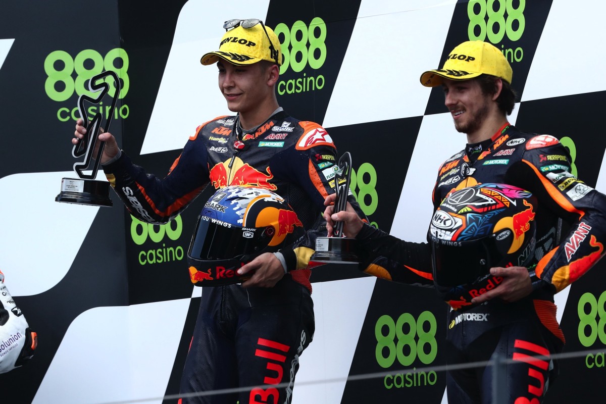Двойной подиум Red Bull KTM Ajo в Портимао: Фернандес и Гарднер Двойной подиум Red Bull KTM Ajo в Портимао: Фернандес и Гарднер