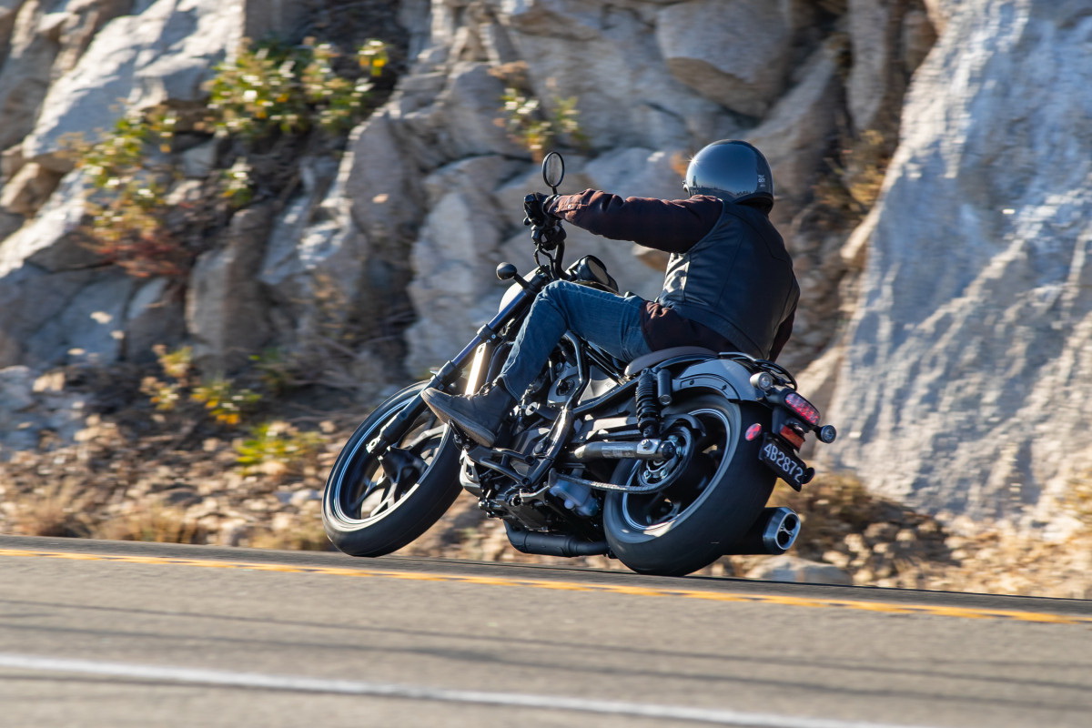Предполагается, что Honda Rebel 1100 должен наклоняться в поворотах до 35 градусов! Предполагается, что Honda Rebel 1100 должен наклоняться в поворотах до 35 градусов!