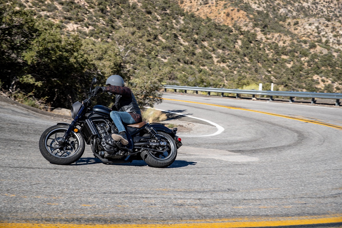 Предполагается, что Honda Rebel 1100 должен наклоняться в поворотах до 35 градусов! Предполагается, что Honda Rebel 1100 должен наклоняться в поворотах до 35 градусов!