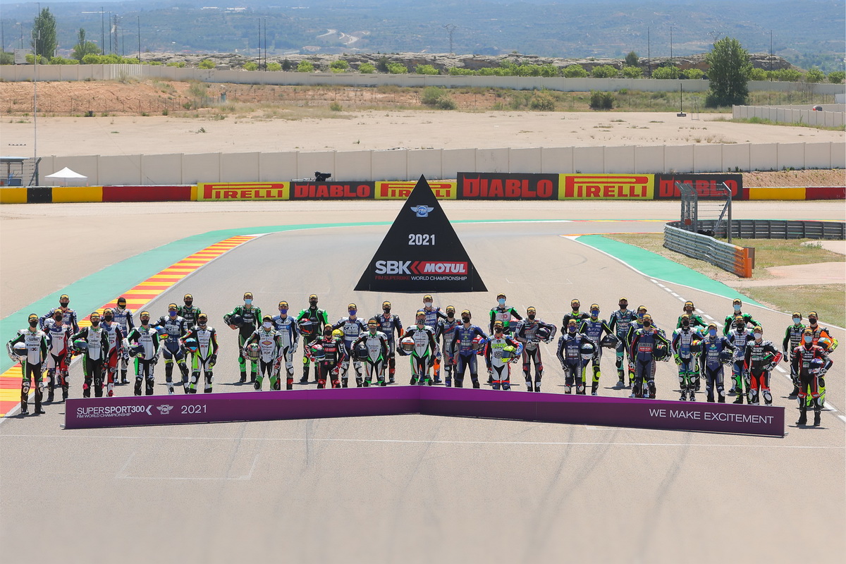 World Supersport 300: Класс 2021 - семейное фото на главной прямой Motorland Aragon World Supersport 300: Класс 2021 - семейное фото на главной прямой Motorland Aragon
