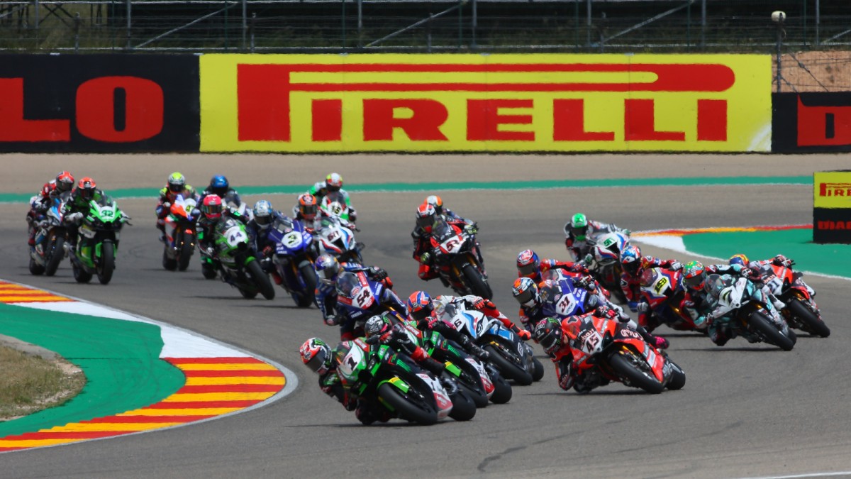 Старт первой гонки World Superbike 2021 года Старт первой гонки World Superbike 2021 года