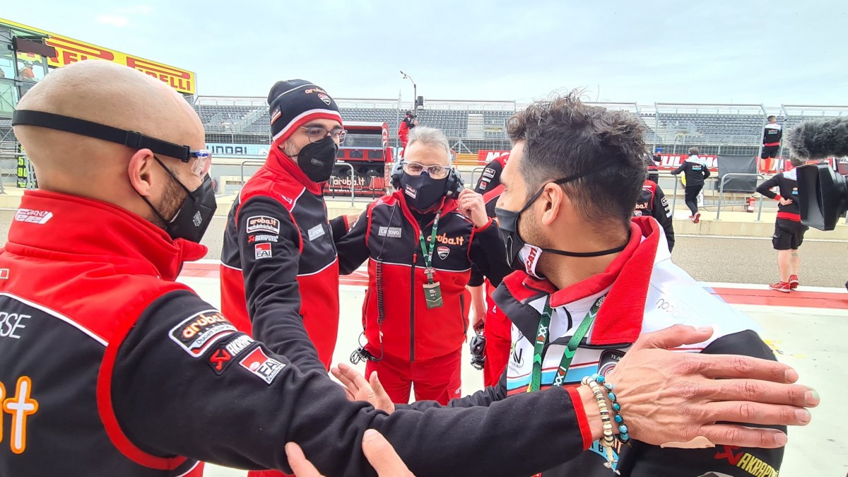 Aruba.it Racing Ducati празднует первую победу в сезоне 2021 года Aruba.it Racing Ducati празднует первую победу в сезоне 2021 года