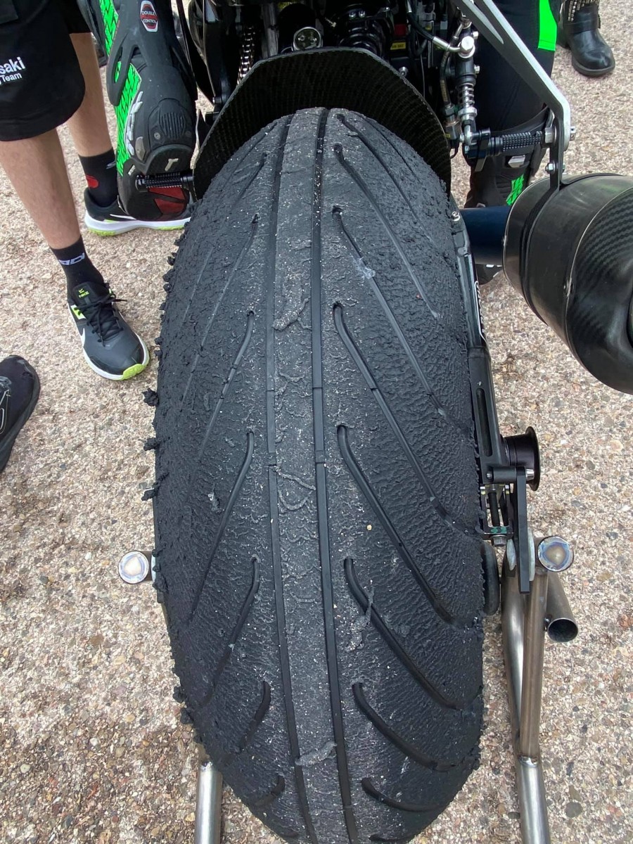 Состояние покрышки Kawasaki Лукаса Маяса после финиша во второй гонке Состояние покрышки Kawasaki Лукаса Маяса после финиша во второй гонке