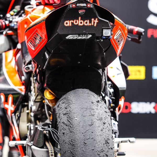 Задний слик Pirelli SCX на Ducati V4R Скотта Реддинга Задний слик Pirelli SCX на Ducati V4R Скотта Реддинга