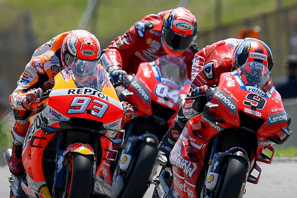 Маркес, Петруччи и Довициозо перед входом в 1-й поворот Гран-При Италии MotoGP 2019 года Маркес, Петруччи и Довициозо перед входом в 1-й поворот Гран-При Италии MotoGP 2019 года