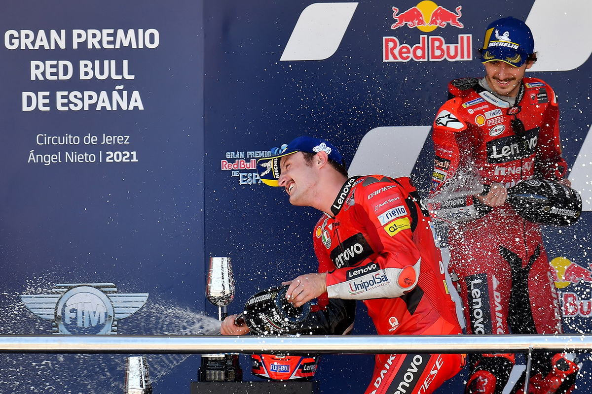 Джек Миллер и Пекко Баньяя на подиуме Гран-При Испании MotoGP 2021 Джек Миллер и Пекко Баньяя на подиуме Гран-При Испании MotoGP 2021