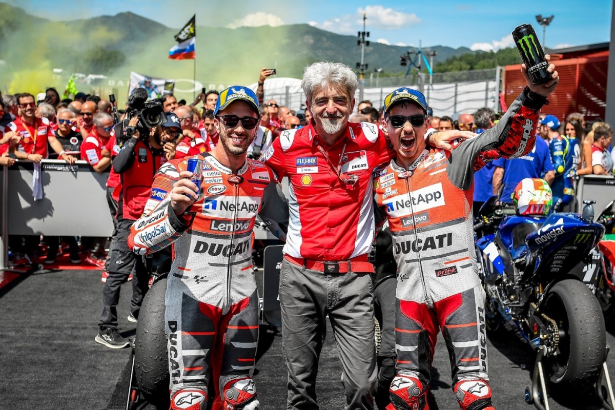 Джиджи был единственным из боссов Ducati, кто спустился в закрытый парк в Муджелло, чтобы поздравить Лоренцо с победой Джиджи был единственным из боссов Ducati, кто спустился в закрытый парк в Муджелло, чтобы поздравить Лоренцо с победой