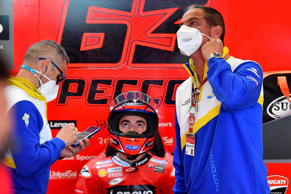 Пьеро Тарамассо, босс программы Michelin Motorsport в боксе Ducati Lenovo Team с Пекко Баньяей Пьеро Тарамассо, босс программы Michelin Motorsport в боксе Ducati Lenovo Team с Пекко Баньяей