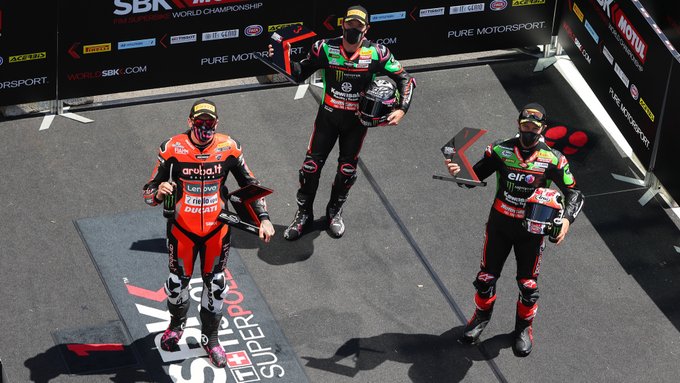 Эта фотография провисела на официальном сайте WorldSBK ровно 5 минут, после чего утратила свою актуальность Эта фотография провисела на официальном сайте WorldSBK ровно 5 минут, после чего утратила свою актуальность