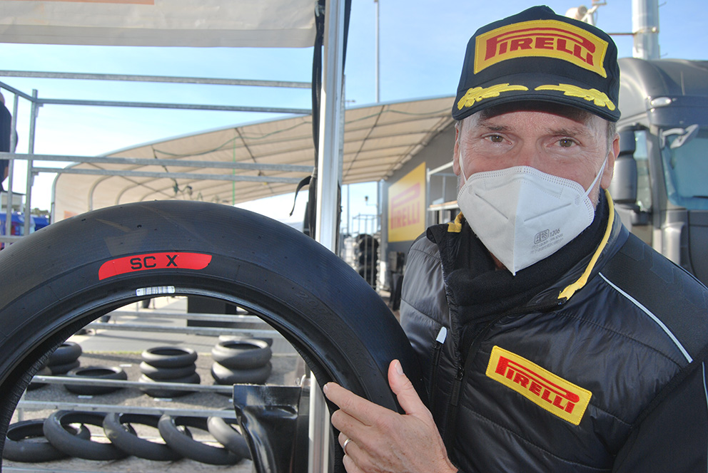 Босс мотоциклетной программы Pirelli Motorsport Джоржио Барбье представляет SCX в Эшториле осенью 2020 года Босс мотоциклетной программы Pirelli Motorsport Джоржио Барбье представляет SCX в Эшториле осенью 2020 года