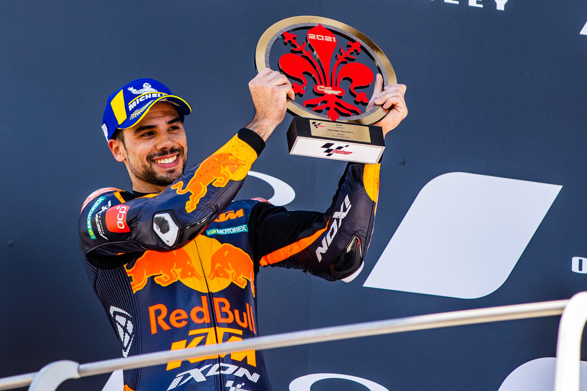 Мигель Оливера, KTM Factory Racing - на подиуме Гран-При Италии, 2 место Мигель Оливера, KTM Factory Racing - на подиуме Гран-При Италии, 2 место
