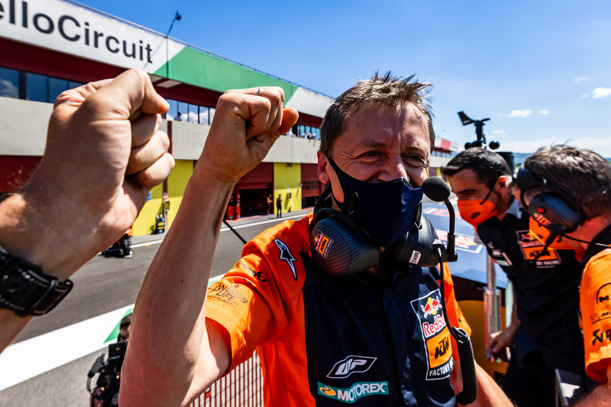 Технический директор Майк Ляйтнер и KTM Factory Racing празднуют Технический директор Майк Ляйтнер и KTM Factory Racing празднуют