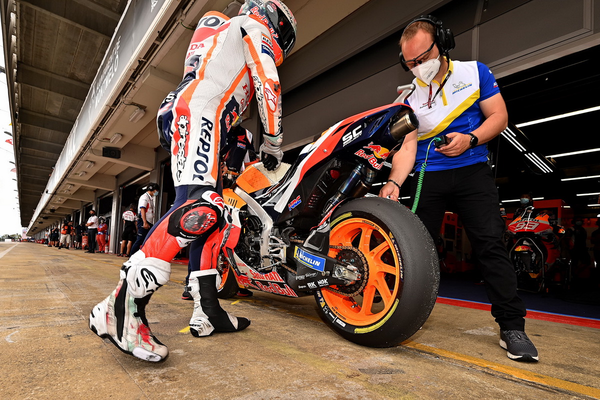 Техник Michelin мониторит температуру задней покрышки Repsol Honda Техник Michelin мониторит температуру задней покрышки Repsol Honda