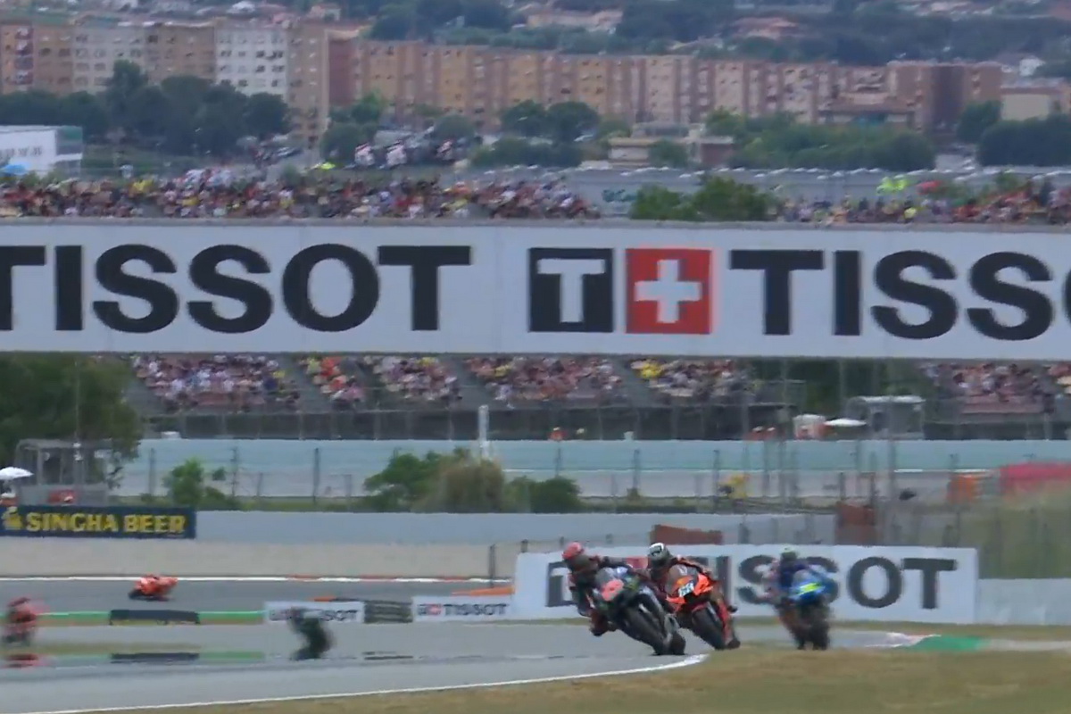Зрители на трибунах Circuit de Barcelona-Catalunya на фоне Монтмело Зрители на трибунах Circuit de Barcelona-Catalunya на фоне Монтмело