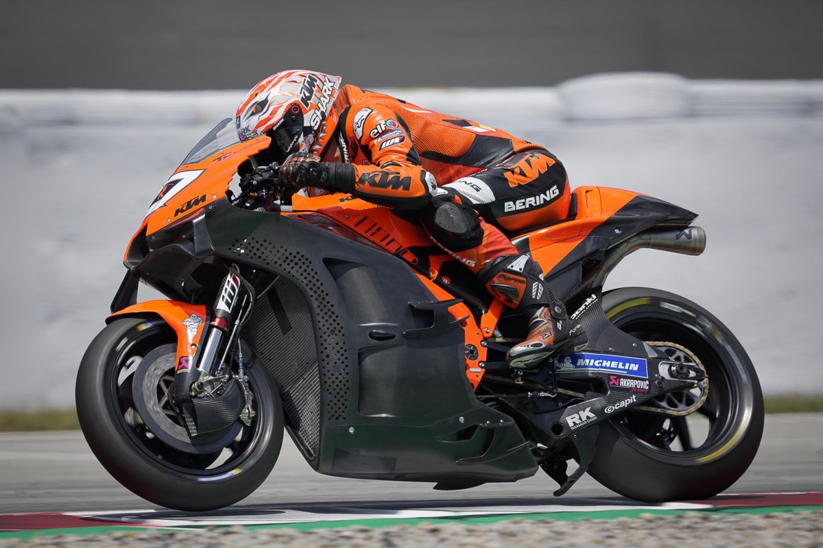 Новый аэродинамический обвес KTM RC16, опробованный на тестах в Барселоне Новый аэродинамический обвес KTM RC16, опробованный на тестах в Барселоне