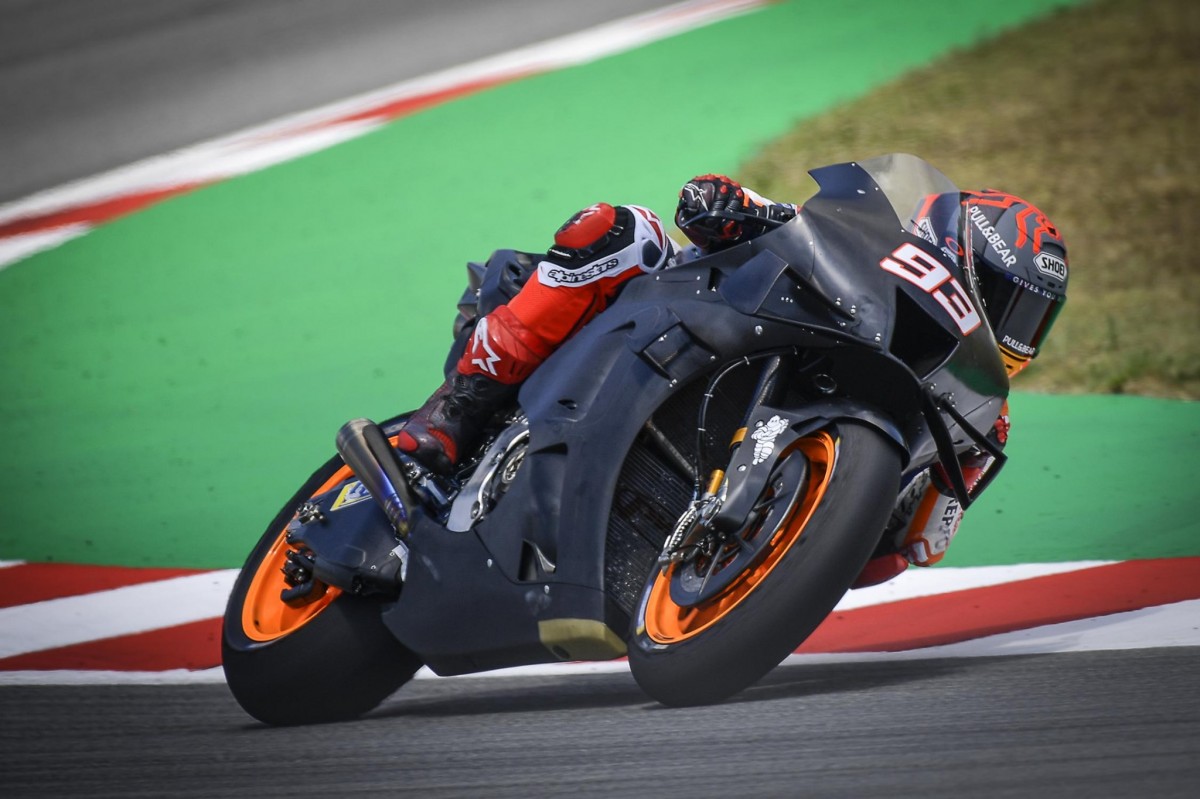 Полностью обновленный аэродинамический обвес Honda RC213V на тестах в Барселоне Полностью обновленный аэродинамический обвес Honda RC213V на тестах в Барселоне