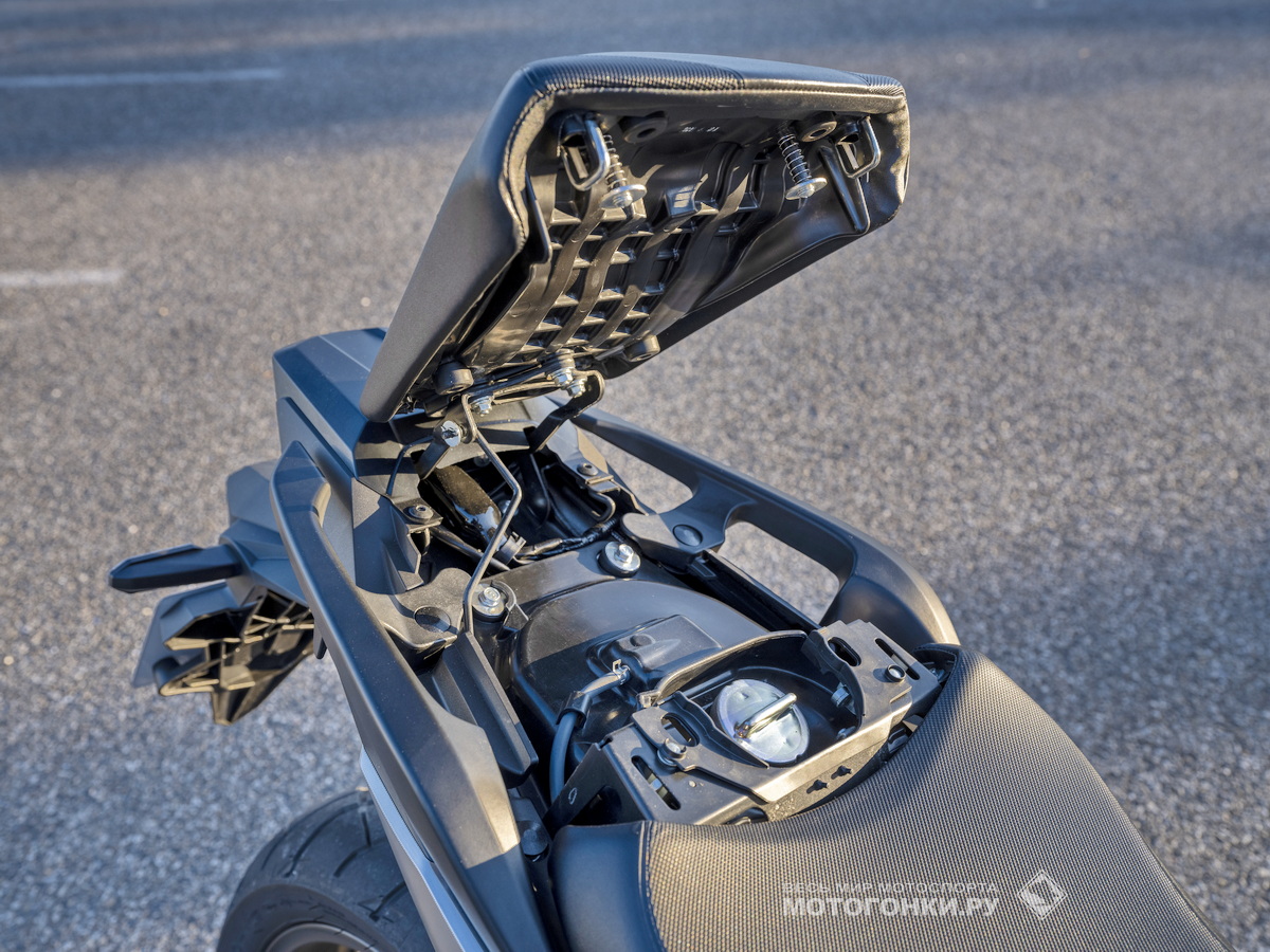 Бензобак на 14 литров находится под сиденьем Honda NC750X Бензобак на 14 литров находится под сиденьем Honda NC750X