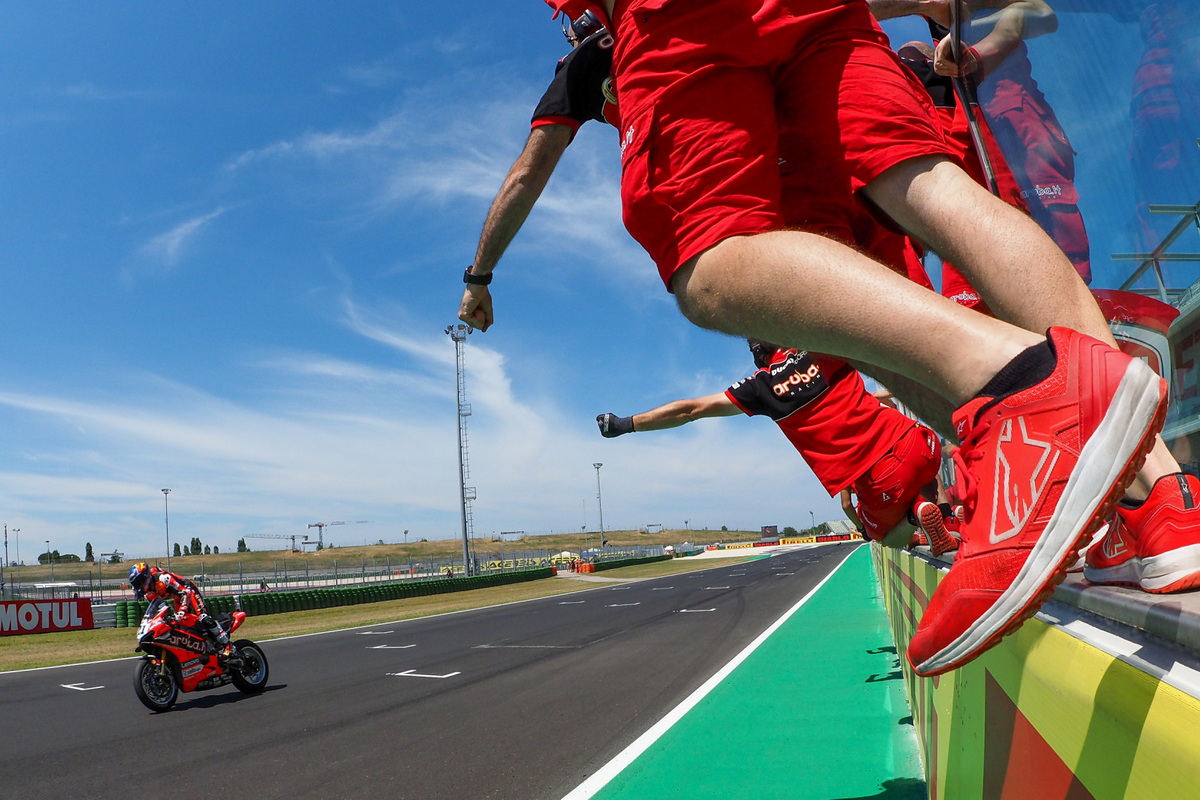 Микель Рубен Ринальди выигрывает 1-ю гонку MisanoWorldSBK Микель Рубен Ринальди выигрывает 1-ю гонку MisanoWorldSBK