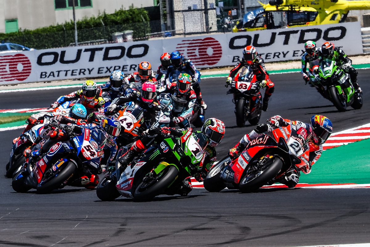 Старт 1-й гонки MisanoWorldSBK Старт 1-й гонки MisanoWorldSBK