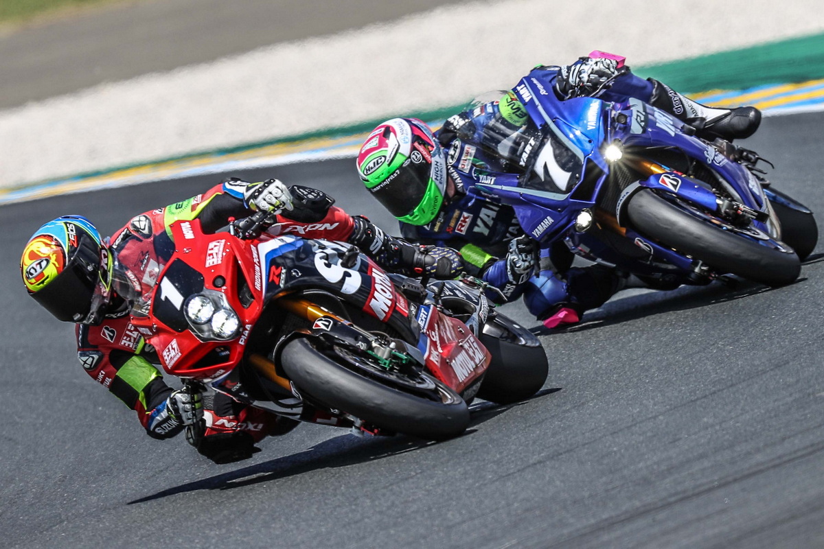 Yoshimura SERT Motul удирает от пилота YART Yoshimura SERT Motul удирает от пилота YART
