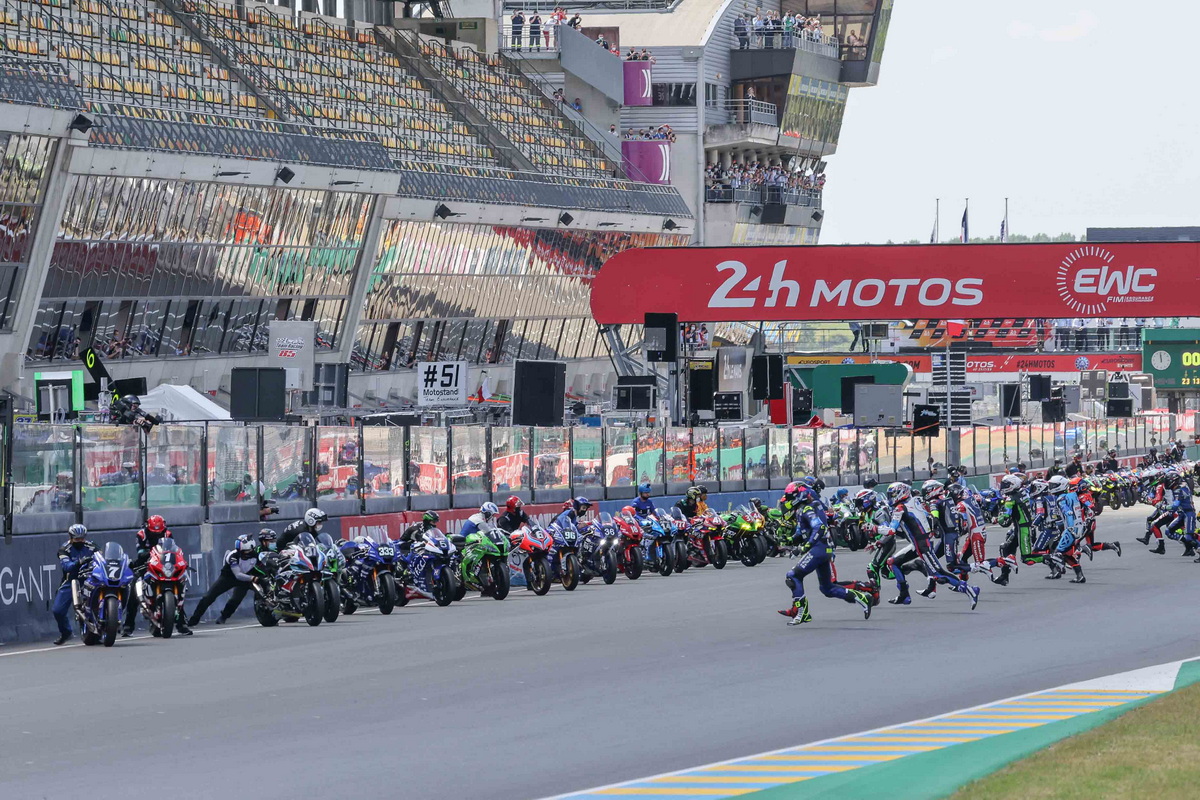Старт 44-й гонки 24 Heures Motos 2021 года Старт 44-й гонки 24 Heures Motos 2021 года