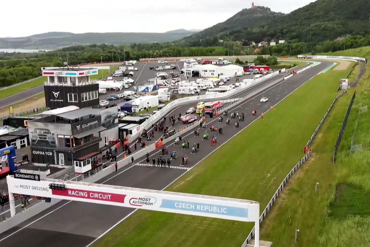 Autodrom Most перед стартом гонки IDM Superbike Autodrom Most перед стартом гонки IDM Superbike