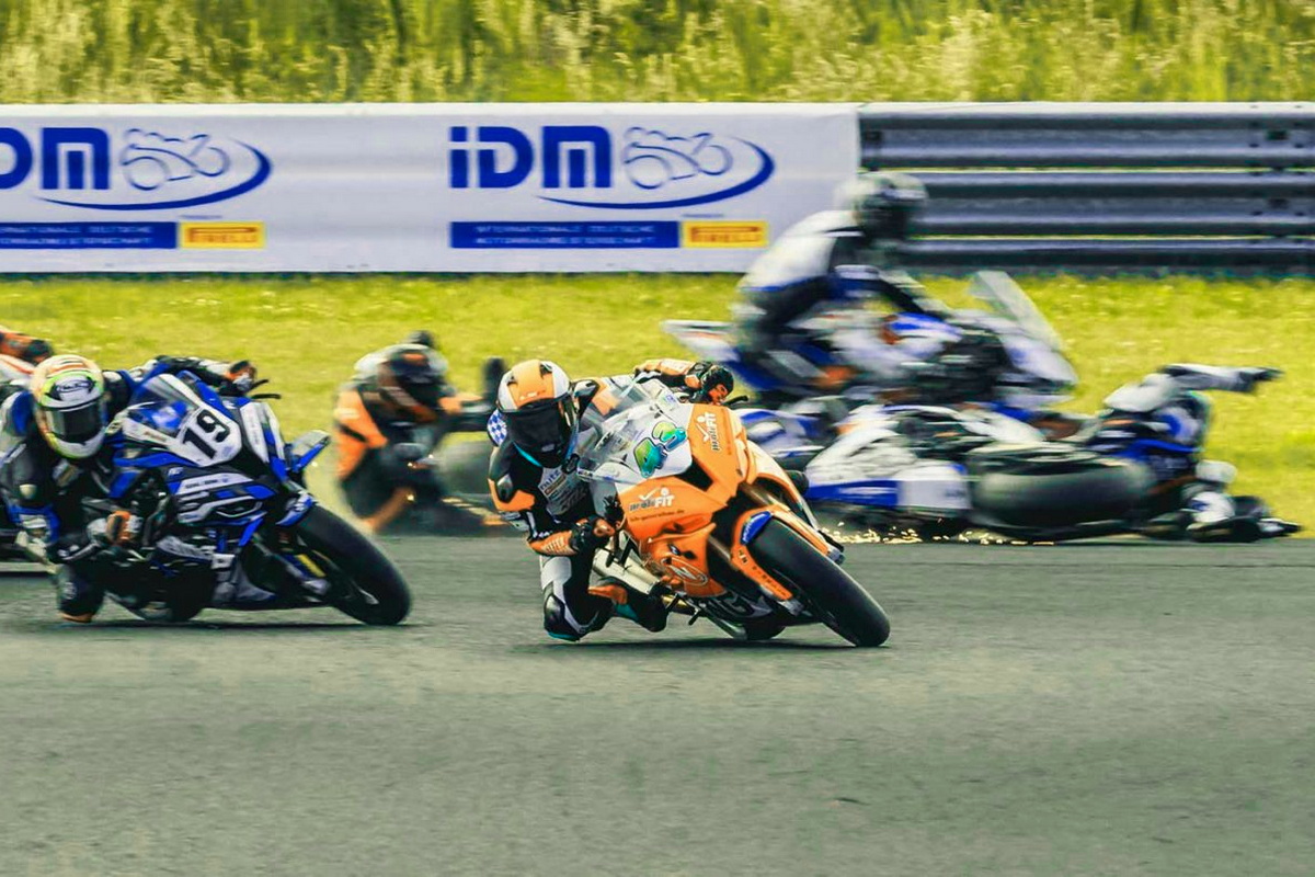 Старт 1-й гонки IDM Superbike начался завалом лидеров Старт 1-й гонки IDM Superbike начался завалом лидеров